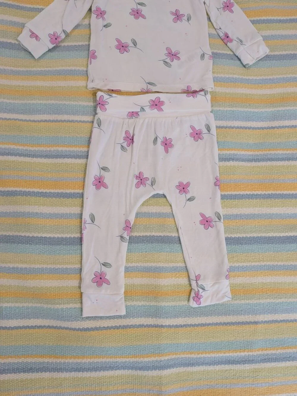 🛍️ BUNDLE ONLY •  Girl's Carter's floral print set size 9 months
